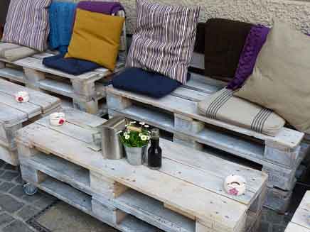 A counch and table made out of wooden pallets