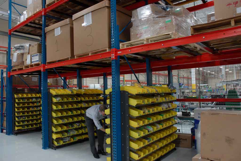 shelving and pallet racking to optimize warehouse space